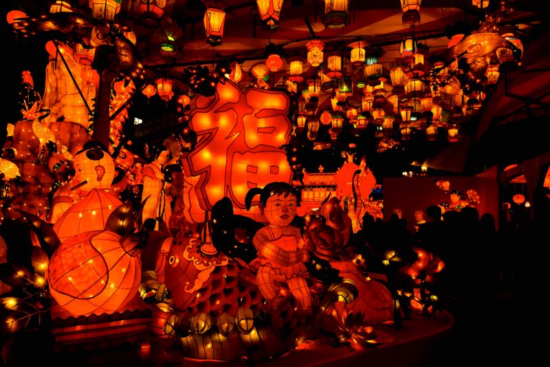 thưởng thức không khí lễ hội